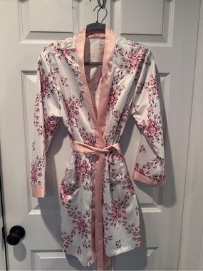 Morgan Lane White Satin Kimono Robe with Pink Floral Trim